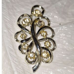 A Vintage Women's Brooch Pin Silver Tone Rhinestone Swirled Leaf Style Elegant